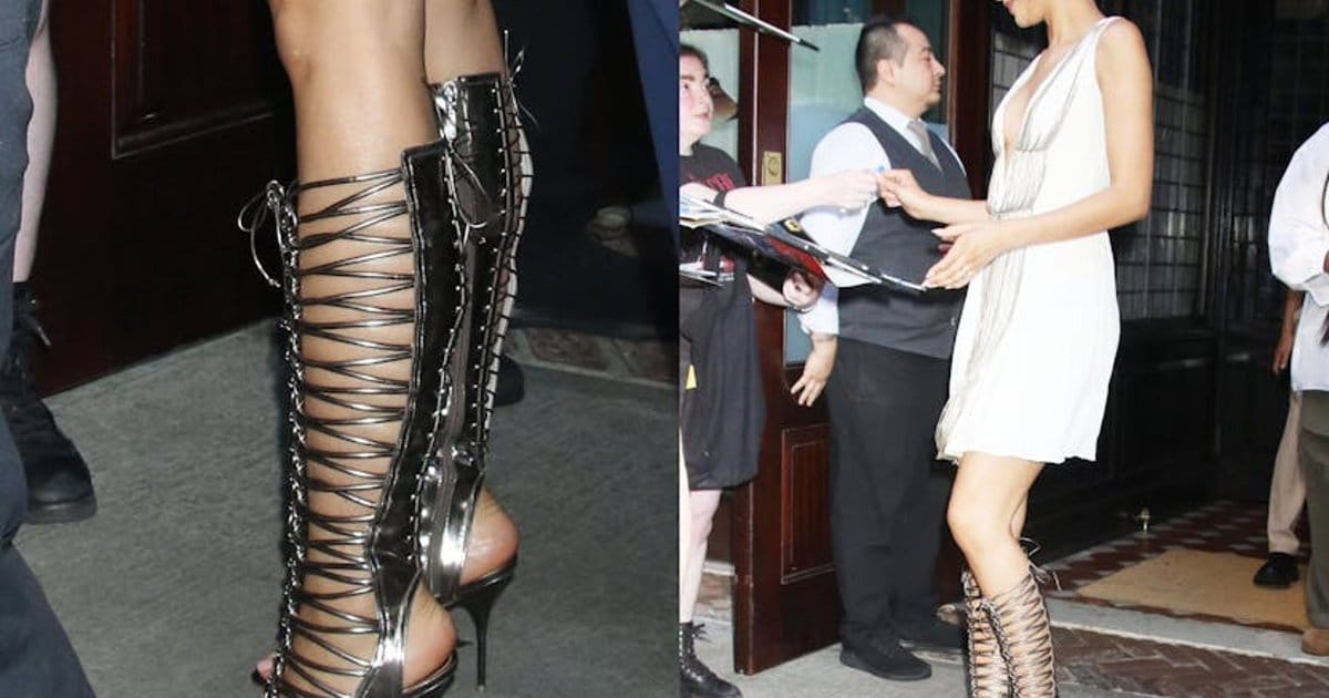 Zendaya holt Römer-Sandalen zurück