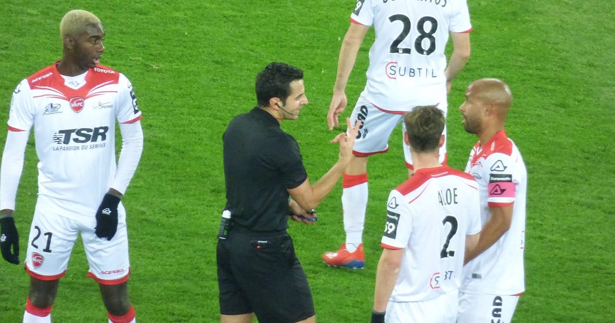 San warnt vor Schiri-Druck