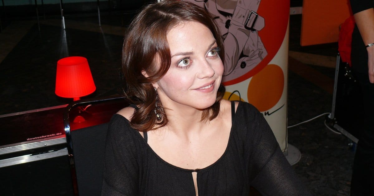 Annett Louisan auf dem Sofa