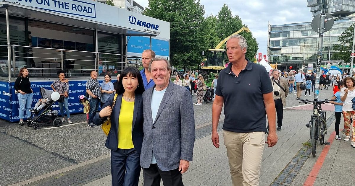 Schröder-Reise sorgt für Wut