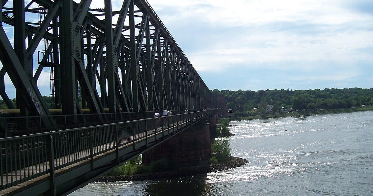 Drohnen treffen Brücke in Kiew
