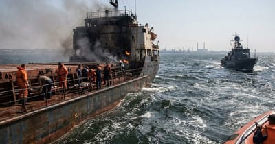 Drohnen treffen Frachter im Meer