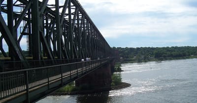 Drohnen treffen Brücke in Kiew